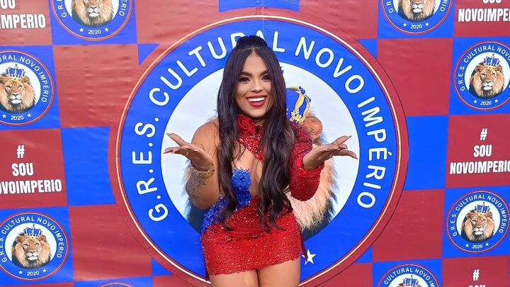 Rainha da escola, Caroline Lima marca presença na feijoada da vitória da Novo Império