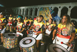Blocos carnavalescos conduzem cortejos pelas ruas do Rio durante o Festival Amir Haddad