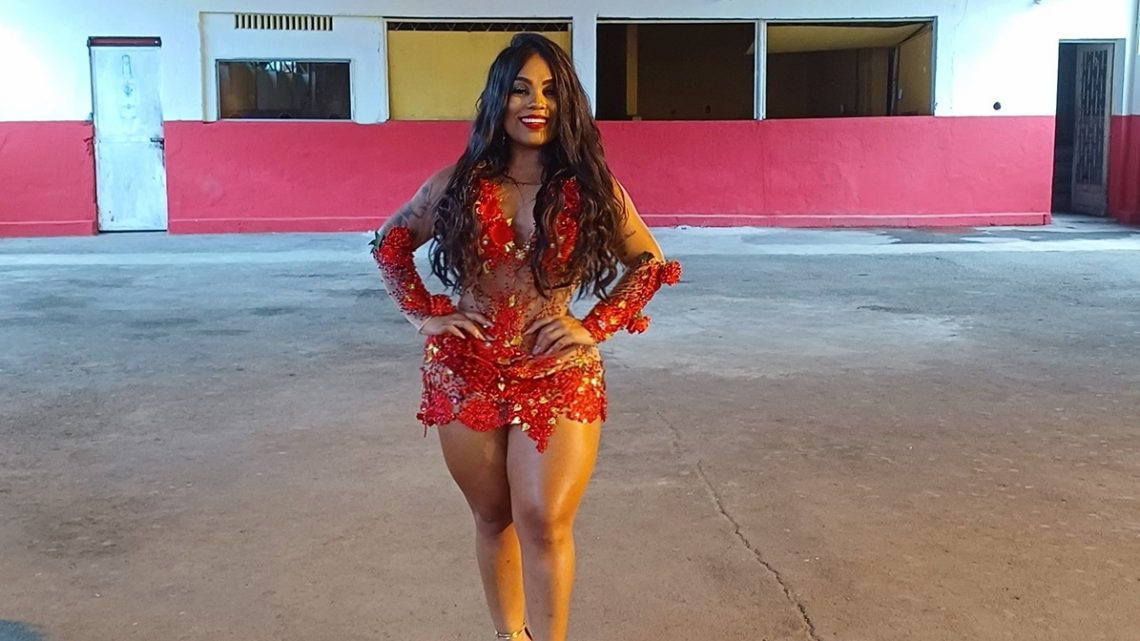 Caroline Lima é a nova rainha da escola Leão de Nova Iguaçu